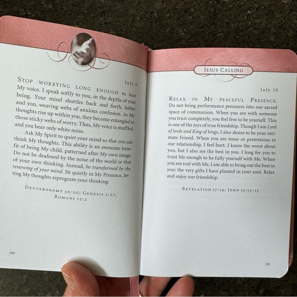 Jesus Calling Daily Devotional Pink Imitation Leather with Scripture References - Picture 2 of 6